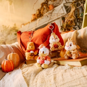 公仔 Donald Duck ''Fall Vibes'' Plush Keychain Bag Charm – 4 1/2'' – Exclusive DSUS2608A